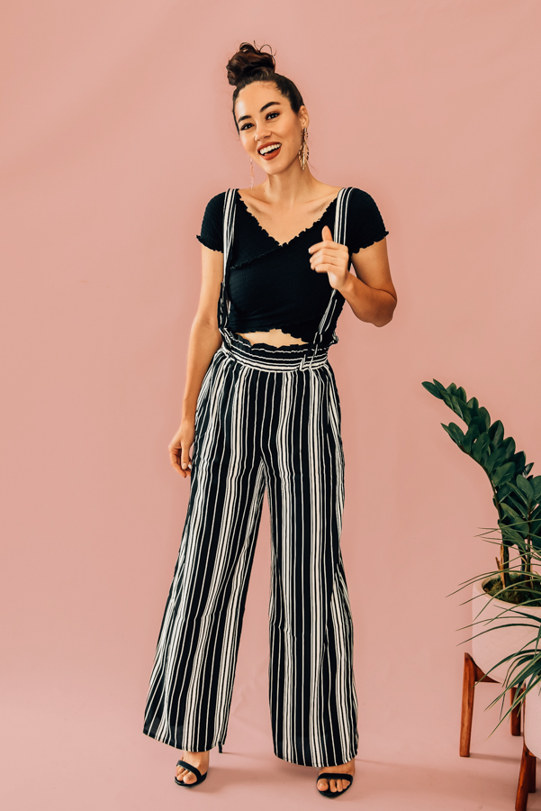 STRIPED, WIDE LEG, ANKLE LENGTH PANTS WITH SUSPENDERS WITH ELASTIC WAIST. 100% POLYESTER. PIPER IS 5’4 SIZE 0, WEARING SMALL.
S 0-4
M 4-8
L 8-12