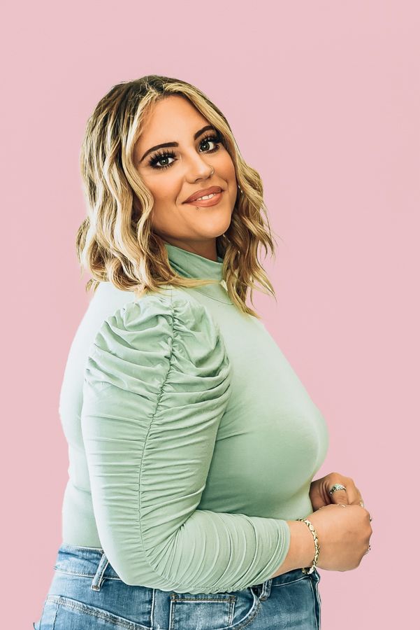 STRETCHY, GREEN MOCK NECK BODYSUIT. ROUCHED LONG SLEEVES WITH BUBBLE SHOULDERS. 95% RAYON 5% SPANDEX. NIKI IS SIZE 14, WEARING XL. AMANDA IS 5’7 SIZE 2, WEARING A SMALL.
S 0-4
M 4-6
L 8-10
XL 12-14