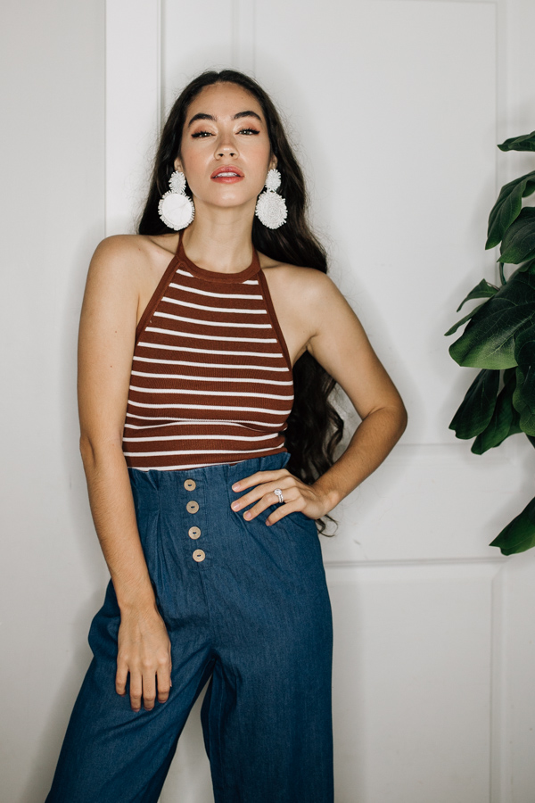 STRIPED, HALTER SWEATER TOP.
COMES IN GRAY AND CARAMEL.
78% RAYON, 22% POLYESTER.
SMALL 0-4
MEDIUM 6-10
LARGE 12-14