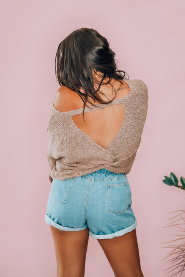 MAUVE OVER SIZED SWEATER WITH DROPPED SHOULDER AND SCOOP NECK. TWISTED, OPEN BACK. BUTTON CLOSURE AND LOOSE-FITTING TOP. 100% ACYRLIC. PIPER IS 5’4, SIZE 0 WEARING A SMALL. NIKI IS A SIZE 14, WEARING A SIZE LARGE.
S 0-4
M 6-10
L 12-16
