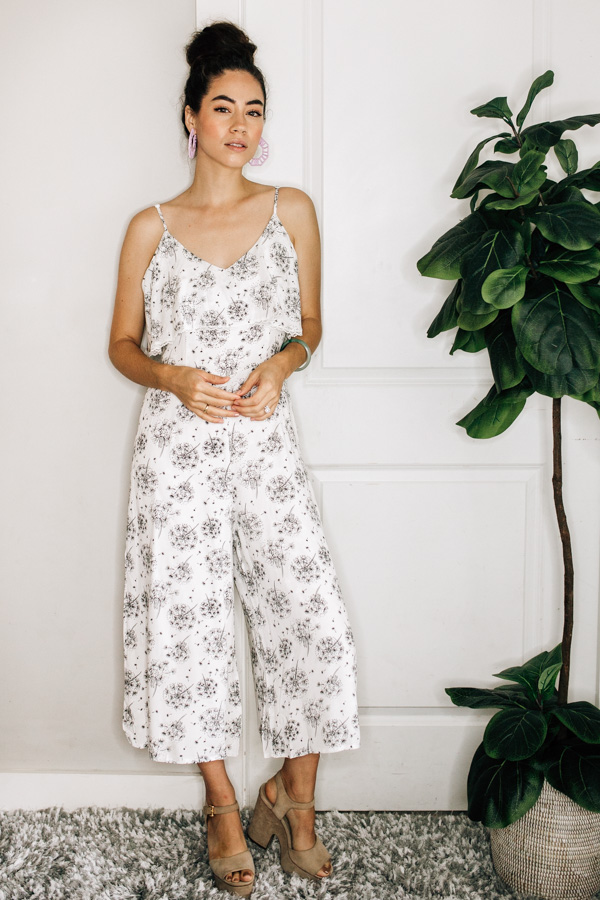 WHITE "DANDELION" PRINT JUMPER. RUFFLE NECKLINE.
LEGS HIT MID CALF. ZIPPERED BACK. LINED.
100% RAYON
SMALL- 0-4
MEDIUM 6-8
LARGE 10-12
