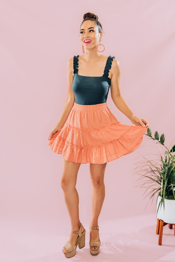 ORANGE-COLORED, EYELET, LAYERED AND RUFFLED SKIRT. ELASTIC WAIST AND LINED. 100% COTTON. PIPER IS 5’4, IS A SIZE 0 WEARING A SMALL.
S 0-4
M 4-8
L 8-12