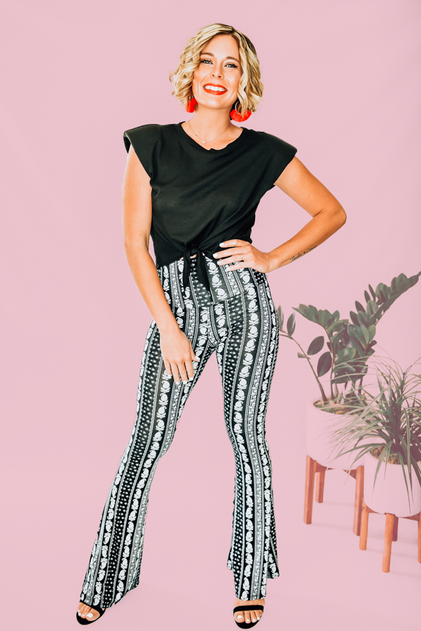 MADE IN USA. HIGH WAIST, BLACK AND WHITE PRINT. KNIT BELL BOTTOM PANT. 100 % POLYESTER. AMANDA IS A SIZE 2, WEARING A SMALL. NIKI IS A SIZE 14, WEARING AN XL.
XS 0-2
S 4-6
M 8-10
L 12-14
XL 14-16