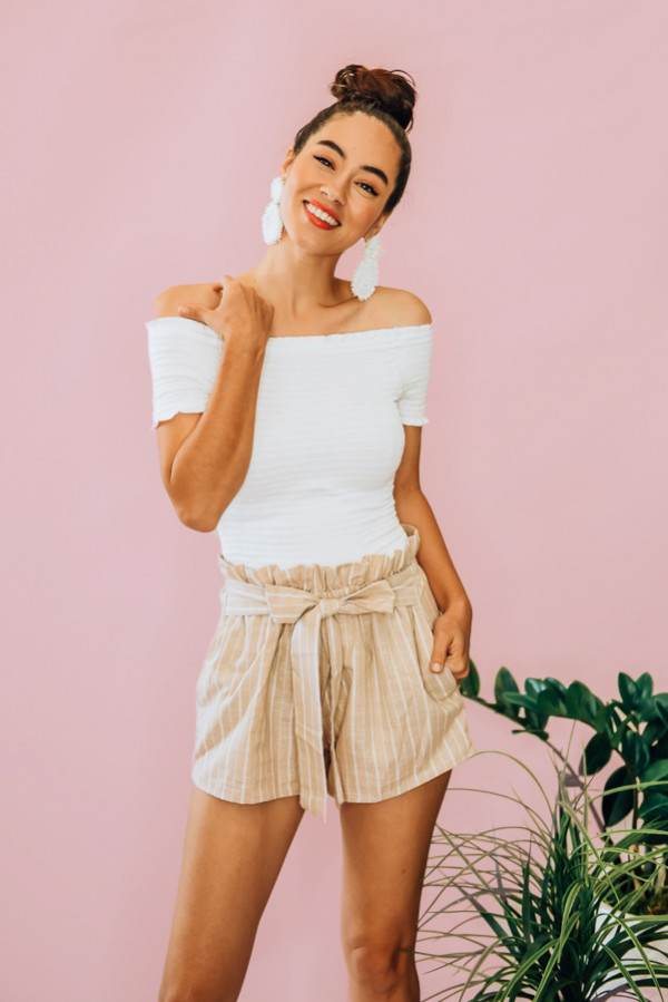 KHAKI STRIPED PAPER BAG SHORTS WITH TIE. PAPER BAG HIGH WAIST CUT. 60% COTTON 40% POLYESTER. COMES IN THREE COLORS - OFF WHITE, BLUE, AND KHAKI. PIPER IS 5’4, SIZE 0 WEARING A SMALL.
S 0-4
M 6-10
L 10-12