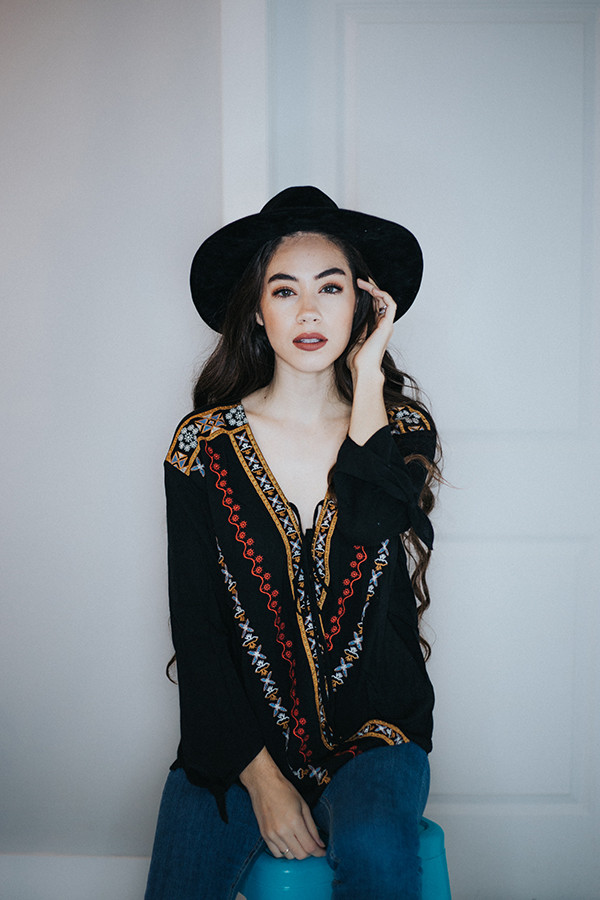 EMBROIDERED SURPLICE TOP FEATURING A SELF-TIE NECK AND LONG SLEEVES WITH SELF-TIE FEATURE. UNLINED. SEMI-SHEER
100% RAYON
COMES IN ALMOND AND BLACK.
SMALL 0-4 MEDIUM 6-8 LARGE 10-12