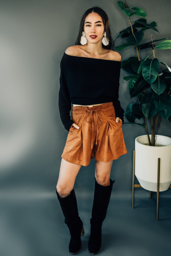 BLACK, LONG SLEEVE, OFF THE SHOULDER KNIT TOP. ELASTIC DETAIL AT NECKLINE. MODEL INFO: PIPER SIZE 0, STEPHANIE SIZE 4 BOTH WEARING SMALL.
85% POLYESTER 15% SPANDEX
SMALL 2-8
MEDIUM 8-14
LARGE 14-16