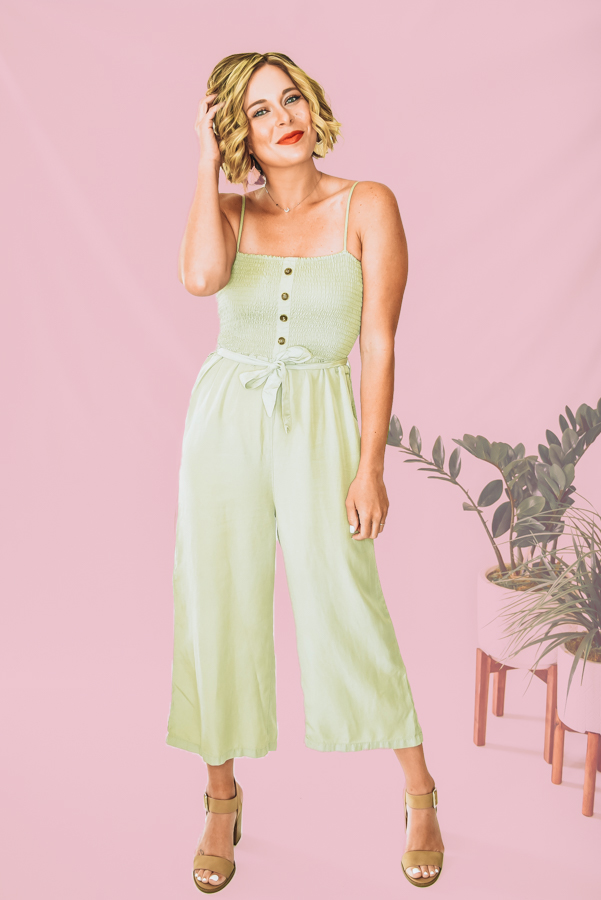 SAGE GREEN, SEMI CROPPED LENGTH ROMPER. ADJUSTABLE SPAGHETTI STRAPS, VERY STRETCHY ELASTIC RUCHING TOP WITH NONFUNCTIONAL BUTTONS DOWN THE BUST. REMOVABLE TIE WAIST. LEG MATERIAL HAS NO STRETCH. 100% TENCEL.
S 0-4
M 6-8
L 10-12