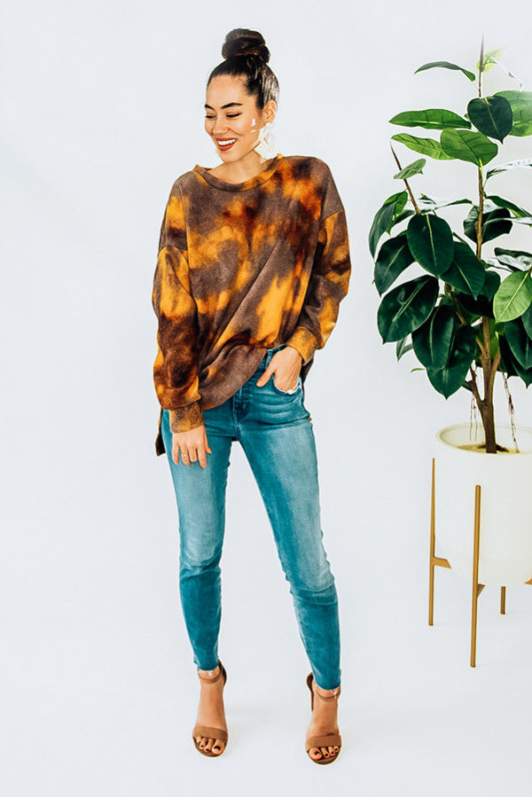 BROWN TIE DYE, HIGH-LOW, LONG SLEEVE KNIT TOP. ROUND NECK AND SLITS AT SIDES. FLEECE LIKE MATERIAL. PIPER IS A SIZE 0 AND WEARING A SMALL. NIKI IS A SIZE 14 AND WEARING AN X-LARGE.
95% POLYESTER 5% SPANDEX
SMALL 4-6
MEDIUM 6-8
LARGE 8-10
X-LARGE 10-14