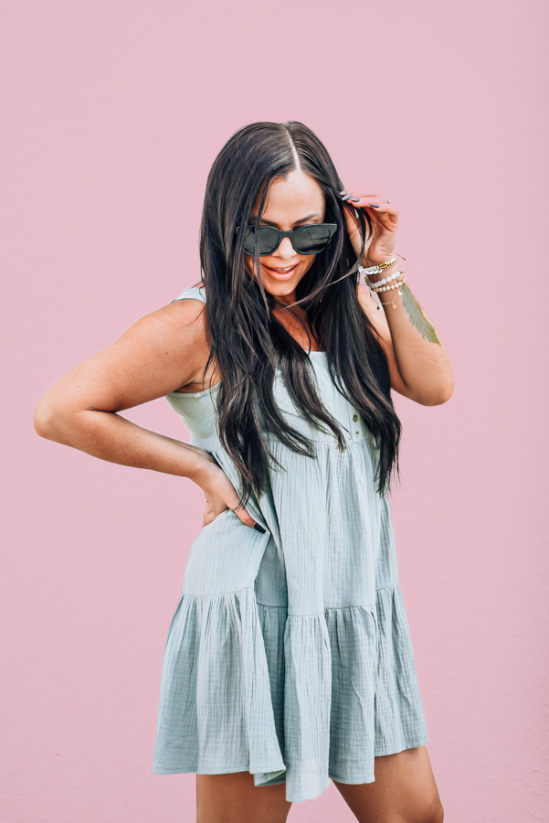 SLEEVELESS DRESS FEATURING NONFUNCTIONAL BUTTONS DOWN THE BUST. SOFT TEXTURED COTTON MATERIAL. RUFFLED BABYDOLL FIT. HIDDEN SIDE POCKETS. 100% COTTON.
XS 0-2
S 4-6
M 8-10
L 10-12
XL 12-14