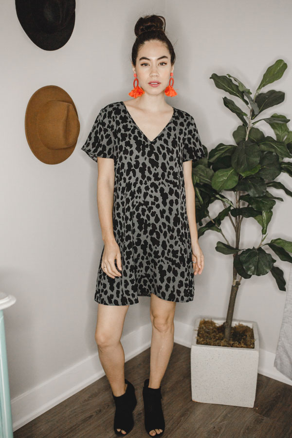 V-NECK, LOOSE, LEOPARD PRINT DRESS.
100% POLYESTER.
X-SMALL 0-2
SMALL 4-6
MEDIUM 8-10
LARGE 12-14
X-LARGE 16-18