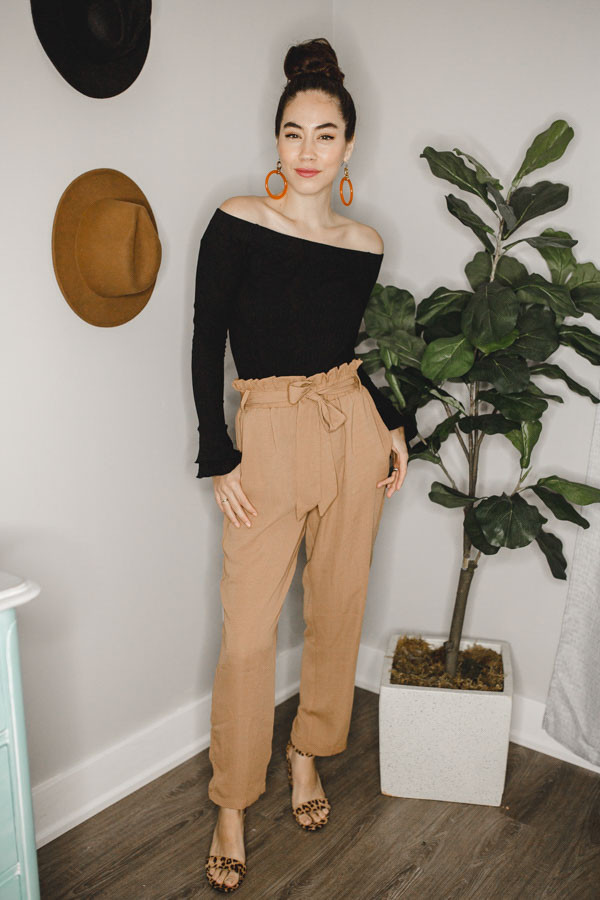 LONG SLEEVE, OFF THE SHOULDER TOP WITH MINI
BELL RUFFLE SLEEVES. COMES IN BLACK AND MAUVE.
100% POLYESTER.
X-SMALL 0-2
SMALL 4-6
MEDIUM 8-10
LARGE 12-14
X-LARGE 16-18