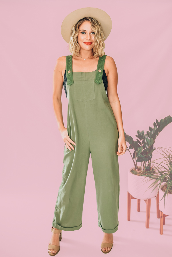 OVERSIZED BOHO LOOK, LIGHTWEIGHT CREPEY MATERIAL. STRAPS FEATURE EBROIDERED OVERLAY WITH WOOD BUTTONS. POCKET ON FRONT AND FUNCTIONAL SIDE POCKETS. WIDE LEG WITH CUFFED BOTTOM. 100% COTTON.
S 0-6
M 6-10
L 10-14
XL 14-16