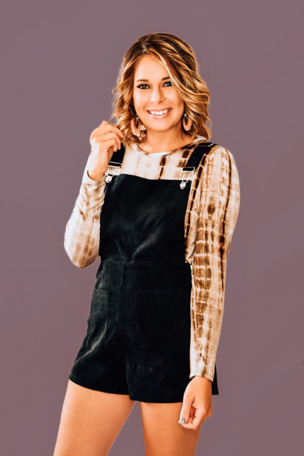 BLACK LIGHTWEIGHT COURDEROUY OVERALLS. FUNCTIONAL FRONT POCKETS, SILVER HARDWARE, ADJUSTABLE STRAPS, AND SIDE ZIPPER. 100% POLYESTER. AMANDA IS 5’6 SIZE 2, WEARING A SMALL.
XS 0-2
S 2-4
M 4-6
L 6-8
XL 10-12