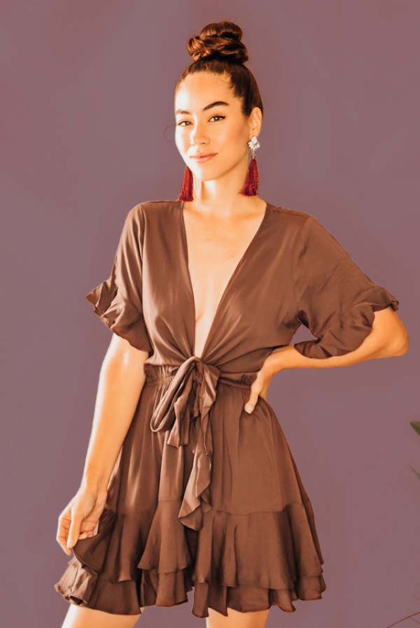 BROWN SHORT SLEEVE DRESS. RUFFLE HEM BOTTOM AND SLEEVES AND ADJUSTABLE TIE AT TOP WITH CLASPS.. 100% RAYON. PIPER IS 5’4 SIZE 0, WEARING SMALL, NIKI IS SIZE 14 WEARING AN XL.
XS 0-2
S 4-6
M 8-10
L 12-14
XL 14-16